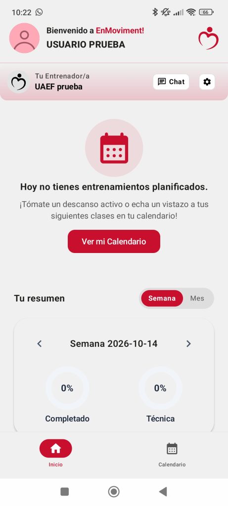 Pantalla de inicio del participante en la app En Moviment, con su entrenador, el acceso al calendario y el resumen semanal