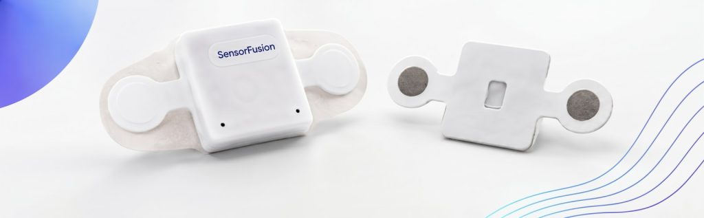 Módulo electrónico SensorFusion junto al soporte textil con dos electrodos y ventana central para el sensor óptico